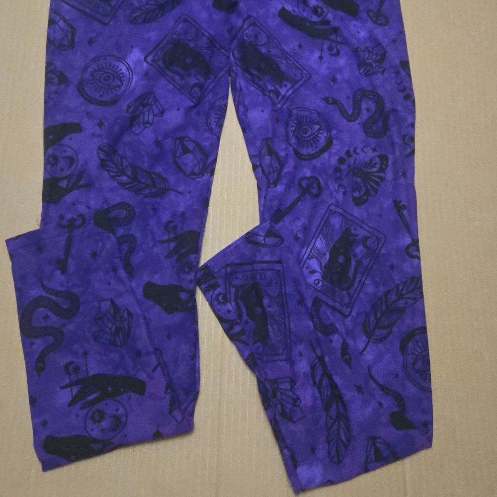 Small/Medium Women's No Boundaries Witchy Leggings